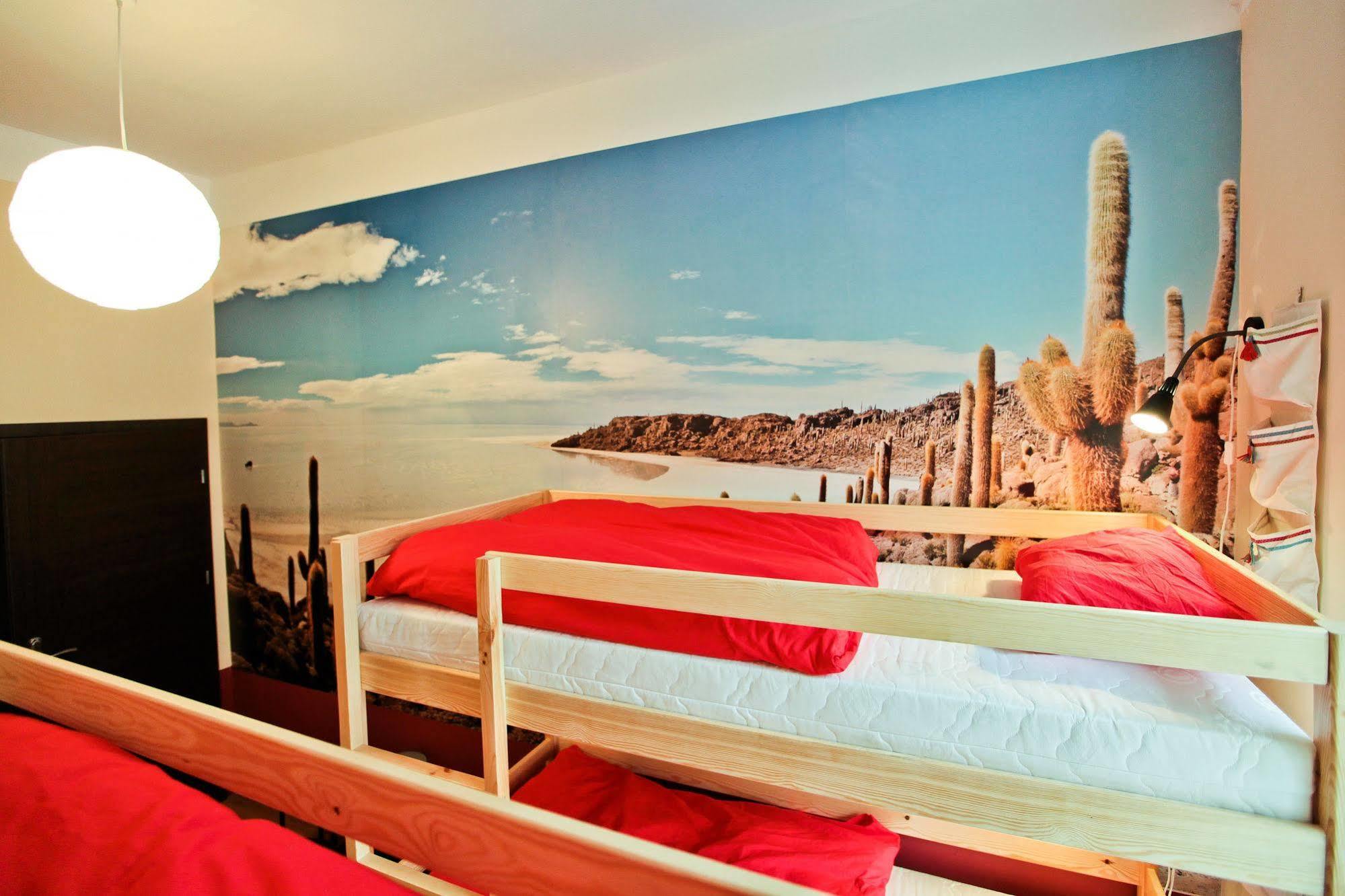 Poco Loco Hostel Познань Экстерьер фото