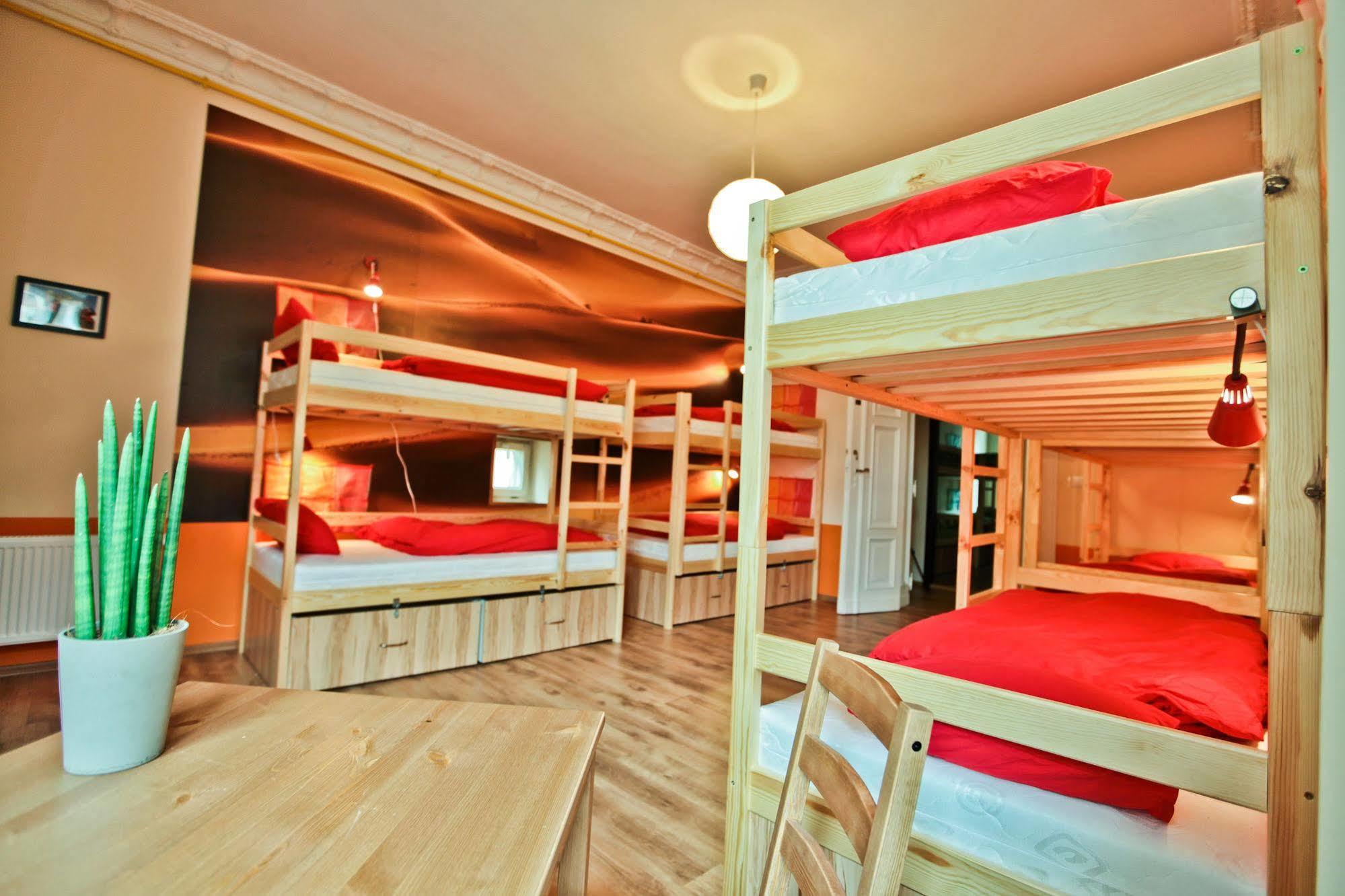 Poco Loco Hostel Познань Экстерьер фото