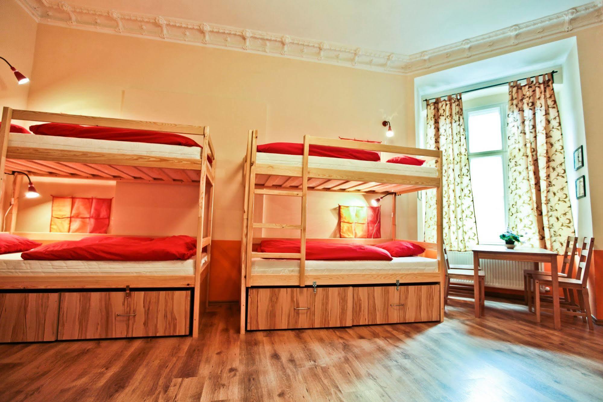 Poco Loco Hostel Познань Экстерьер фото